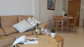 Appartement, 2 slaapkamers, terras, uitzicht op zwembad | Woonkamer | Flatscreentelevisie