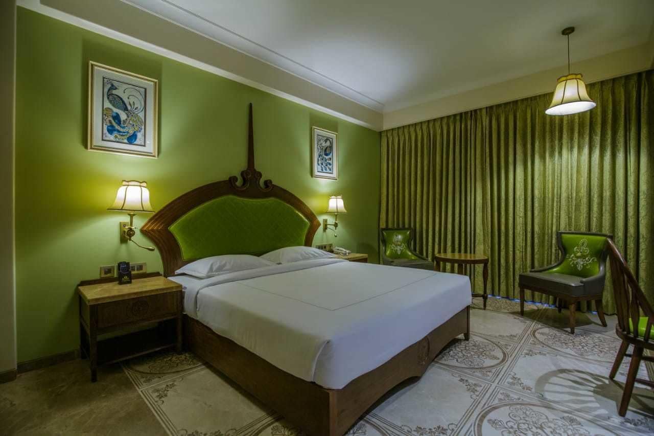 executive room, 1 king bed | in-room safe, soundproofing, free wifi