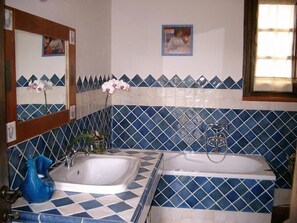 Double Room, 1 Queen Bed, Accessible | Bathroom | Shower, free toiletries, hair dryer, towels - Agriturismo Putzu Canu (Perfugas)