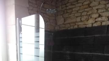 Shower, rainfall showerhead, free toiletries, hair dryer