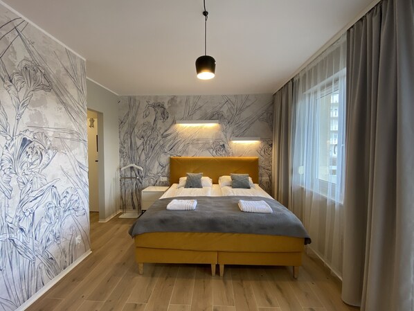 Standard Apartment, 1 King Bed, Courtyard View | Premium bedding, blackout curtains, iron/ironing board, cots/infant beds