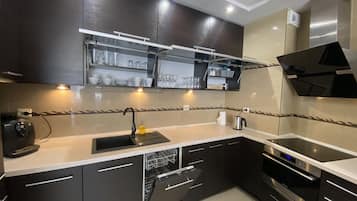 Departamento Confort, 1 cama King size y sofá cama, vista al patio | Cocina privada | Refrigerador con congelador, microondas, horno y parrilla de estufa