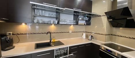 Departamento Confort, 1 cama King size y sofá cama, vista al patio | Cocina privada | Refrigerador con congelador, microondas, horno y parrilla de estufa