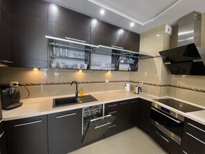 Căn hộ tiện nghi đơn giản, 1 giường cỡ king và sofa giường, quang cảnh sân vườn | Bếp riêng | Tủ lạnh, lò vi sóng, lò nướng, bếp nấu