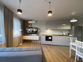标准公寓, 1 张特大床, 庭院景观 | 高档床上用品、遮光窗帘、熨斗/熨衣板、婴儿床