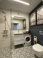 Standard Apartment, 1 King Bed, Courtyard View | Bathroom | Hair dryer, towels