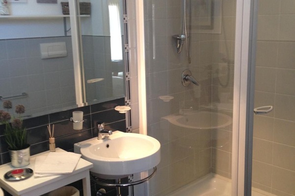 Doccia, set di cortesia gratuito, asciugacapelli, bidet