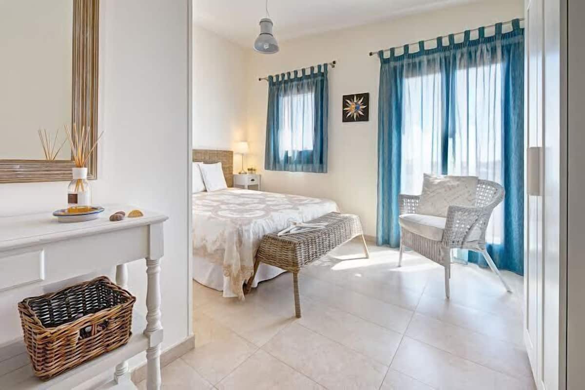 Habitación superior, 1 cama de matrimonio, vistas a la ciudad | Escritorio, wifi gratis, ropa de cama