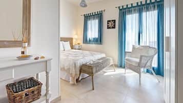 Habitación superior, 1 cama de matrimonio, vistas a la ciudad | Escritorio, wifi gratis, ropa de cama
