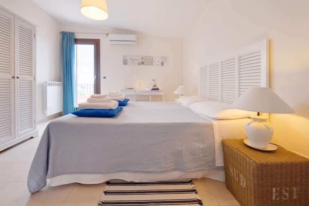 Habitación clásica, vistas a la ciudad | Escritorio, wifi gratis, ropa de cama