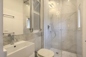 Apartment, 2 Schlafzimmer, Terrasse, Stadtblick | Badezimmer | Dusche, kostenlose Toilettenartikel, Haartrockner, Handtücher