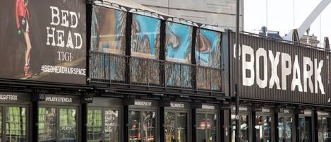 Une devanture de magasin avec une grande enseigne indiquant « BOXPARK » et une autre indiquant « BED HEAD ».