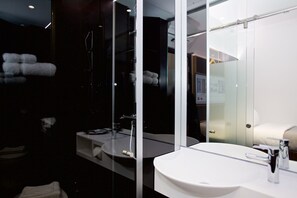 Single Room, No Windows | Bathroom | Shower, free toiletries, hair dryer, towels - The Z Hotel Shoreditch (London)