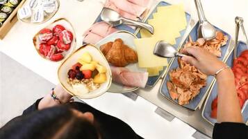 Desayuno continental los fines de semana (GBP 11.95 por persona)