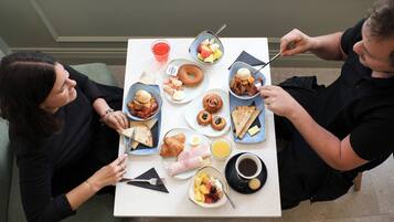 Una mesa de desayuno con diferentes alimentos y bebidas.