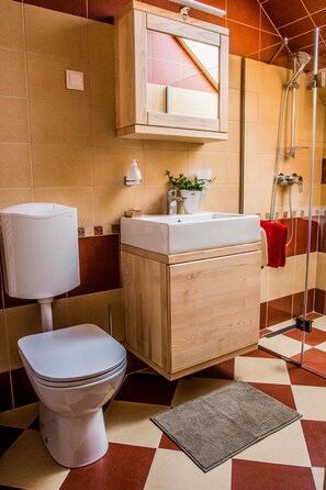 Studio | Bathroom | Hair dryer, slippers, towels, toilet paper - Apartments BBI (Luce)