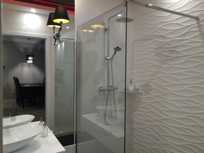 Apartamento Deluxe, 1 cama de matrimonio grande con sofá cama, vistas al río | Baño | Ducha, cabezal de ducha tipo lluvia, secador de pelo y toallas