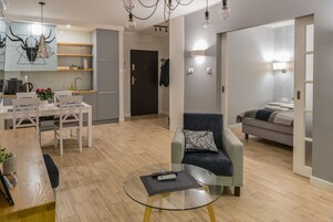 Apartamento Deluxe, 1 cama de matrimonio grande con sofá cama, vistas al río | Cocina privada | Frigorífico grande, microondas, horno y placa de cocina