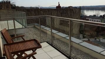 LÀgenhet Deluxe - 1 kingsize-sÀng med bÀddsoffa - utsikt mot floden | SÀngtillbehör av högsta kvalitet, individuell inredning och skrivbord