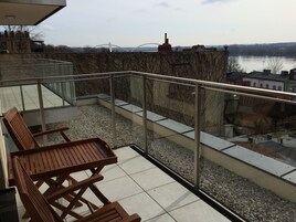 Apartamento Deluxe, 1 cama de matrimonio grande con sofá cama, vistas al río | Ropa de cama de alta calidad, decoración individual, escritorio