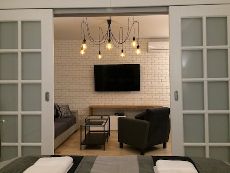 Apartamento luxo, 1 cama King e sofá-cama, vista para o rio | Roupas de cama premium, individualmente decorados, escrivaninha. Torun deLuxe