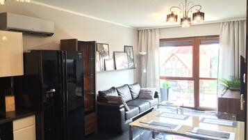 LÀgenhet Deluxe - 1 kingsize-sÀng med bÀddsoffa - utsikt mot floden | SÀngtillbehör av högsta kvalitet, individuell inredning och skrivbord