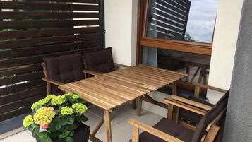 LÀgenhet Deluxe - 1 kingsize-sÀng med bÀddsoffa - utsikt mot floden | Terrass/Patio