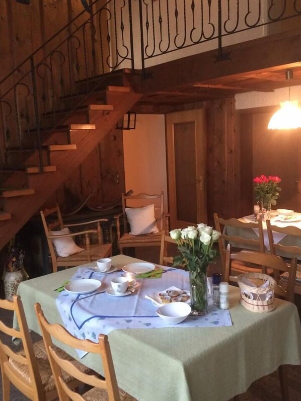 Daily buffet breakfast (EUR 9.50 per person)