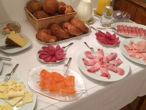 Colazione a buffet, servita tutte le mattine (9.50 EUR a persona)