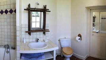 Double Room (Chimay) | Bathroom | Free toiletries, hair dryer, towels