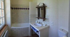 Double Room (Chimay) | Bathroom | Free toiletries, hair dryer, towels - Les Chambres d'Hôtes - Le Bout du bois (Montireau)