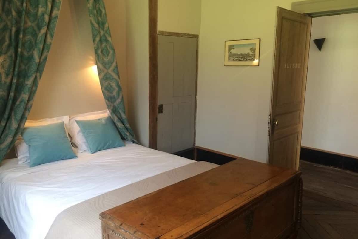 Double Room (Aligre) | Individually decorated, individually furnished, blackout curtains