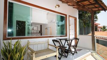 Frigobar (abastecido com alguns itens grátis), cortinas blackout