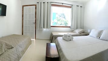 Frigobar (abastecido com alguns itens grátis), cortinas blackout