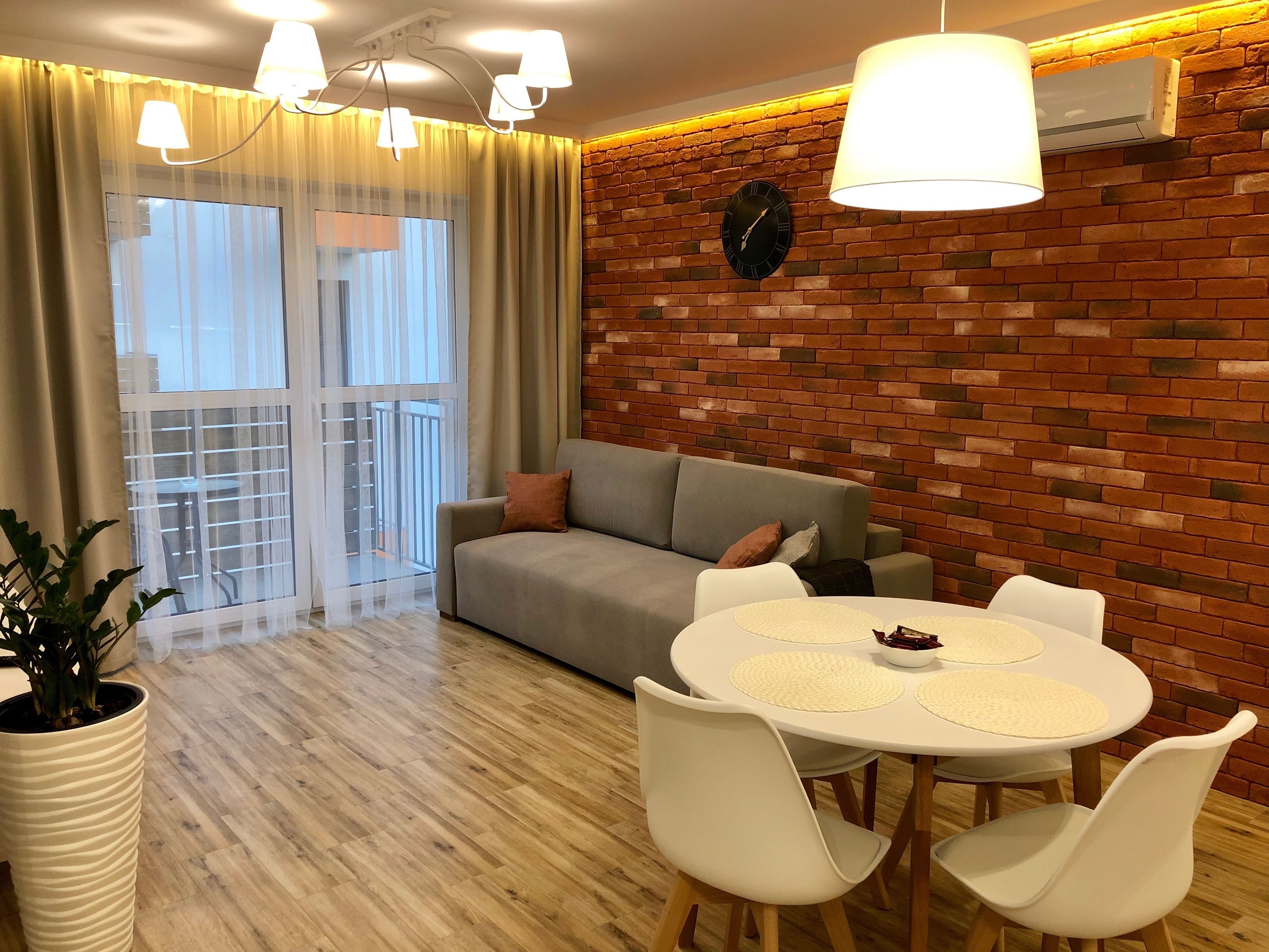 Apartemen Deluks, 1 Tempat Tidur King dengan tempat tidur Sofa, pemandangan halaman | Area keluarga | TV layar datar