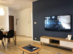 Apartament Deluxe, 1 llit de matrimoni gran i sofà llit, vistes al pati | Sala d'estar | Televisor de pantalla plana