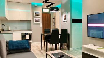 Apartemen Deluks, 1 Tempat Tidur King dengan tempat tidur Sofa, pemandangan halaman | Dapur pribadi | Lemari es, microwave, kompor, dan mesin pencuci piring