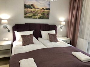 Deluxe-huoneisto, 1 suuri parisänky ja vuodesohva, näköala pihalle | Yksilöllisesti sisustettu, yksilöllisesti kalustettu