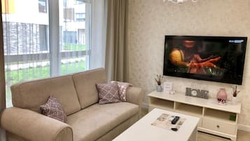 Apartamento Deluxe, 1 cama de matrimonio grande con sofá cama, vistas al patio | Televisión