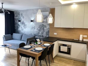Deluxe Apartment, 1 King Bed with Sofa bed, Courtyard View | In-room dining - OldTown deLuxe (Torun)
