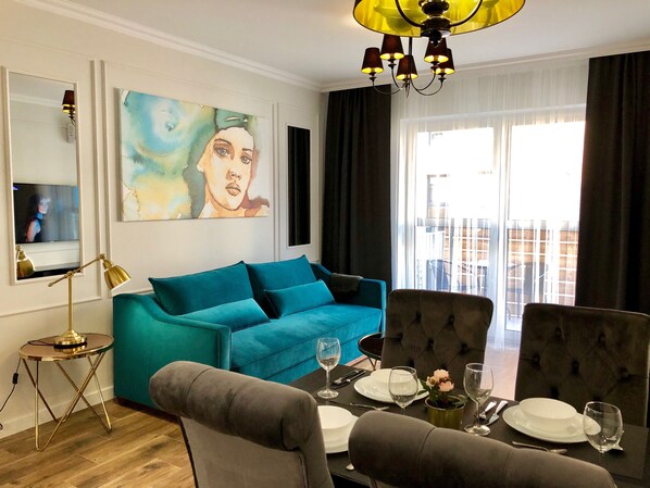 Apartament Deluxe, 1 llit de matrimoni gran i sofà llit, vistes al pati | Decoració individual, mobiliari individual i planxa i posts de planxar