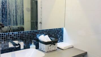 Appartamento Deluxe, 1 letto king con divano letto, vista cortile | Bagno | Asciugacapelli, asciugamani, carta igienica