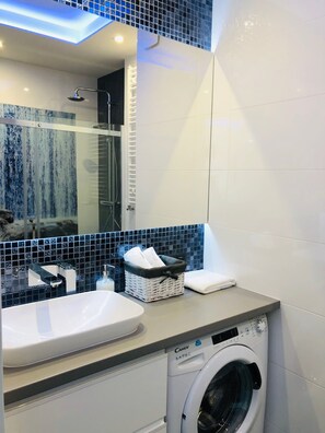 Deluxe-huoneisto, 1 suuri parisänky ja vuodesohva, näköala pihalle | Kylpyhuone | Hiustenkuivaaja, pyyhkeet, vessapaperi