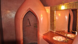 Shower, free toiletries, towels - Kasbah Leila (Rissani)