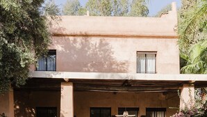 A two-story building with a pool in the foreground. - Villa de Luxe Domaine des Kasbahs C5 (Marrakech)