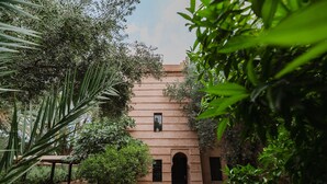 A building with a flat roof, a central door, and a small window. - Villa de Luxe Domaine des Kasbahs C5 (Marrakech)