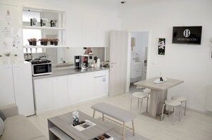 Appartement | Privékitchenette | Een koelkast, een microgolfoven, een kookplaat, een vaatwasser