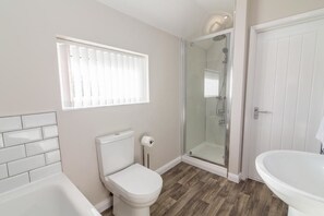 ルーム | バスルーム | シャワー付き浴槽、バスアメニティ (無料)、ヘアドライヤー、タオル