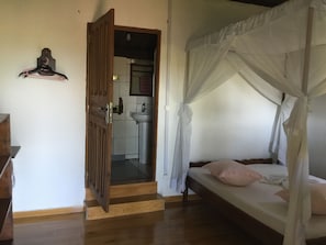 Caja fuerte, escritorio, wifi gratis y ropa de cama