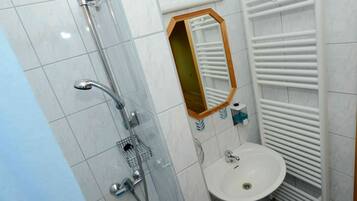 Departamento (Ground Floor) | Baño | Amenidades de baño gratuitas, secadora de cabello, toallas, jabón